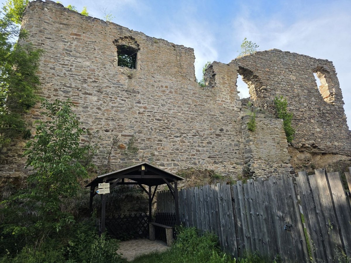 Dobronice - hrad (395&nbsp;m)
