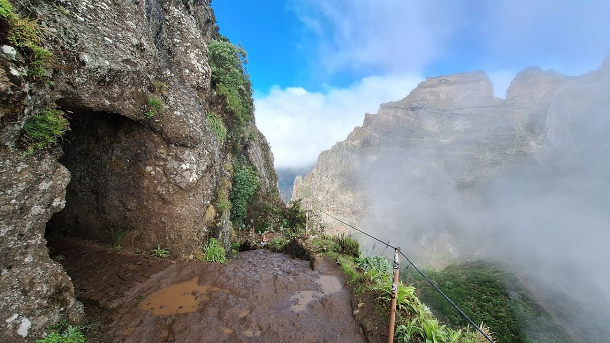 Pico do Gato (1712 m)